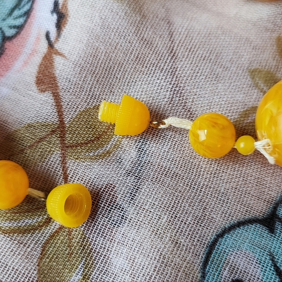 Vintage Lucite Swirled Huge Oval Beads Hidden Screw Clasp Chunky Necklace EUC - Picture 8 of 9